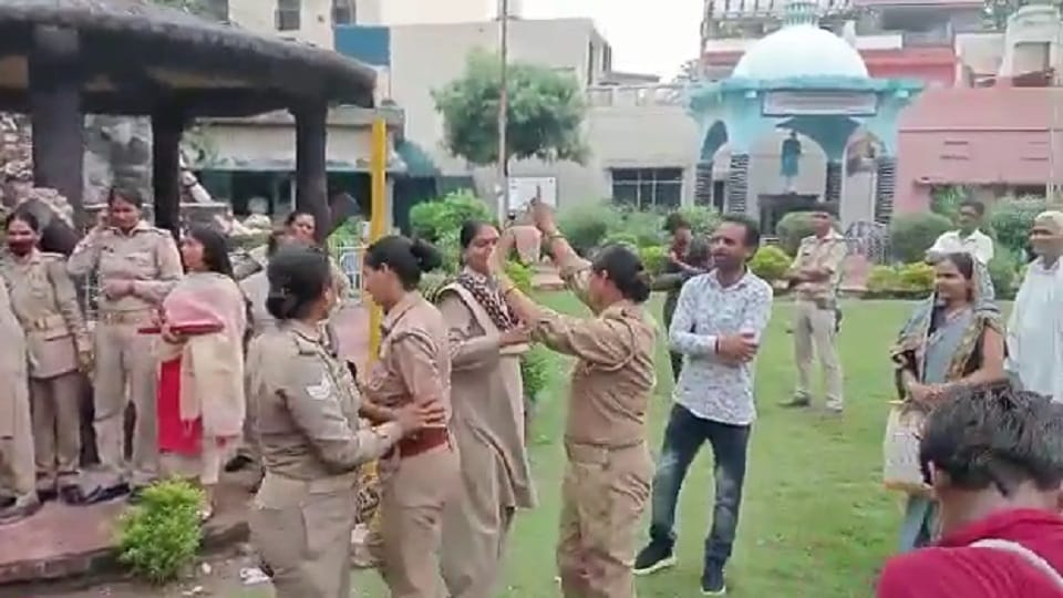 two women home guards got a memorable farewell to their colleagues on their retirement In Moradabad