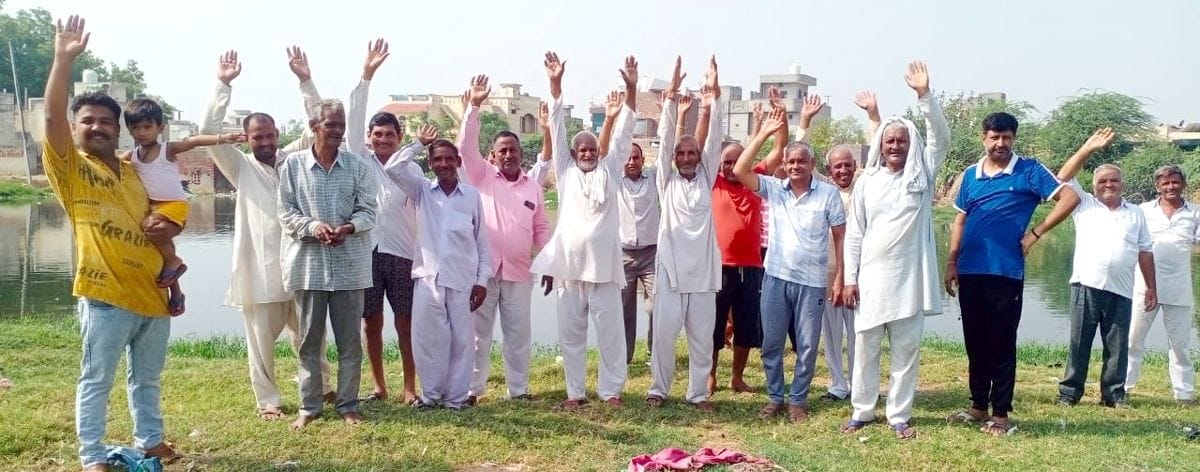 In Ratkheda, the dirty water of the pond entered the streets and houses