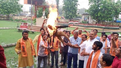 इस्लामिक कट्टरपंथ का पुतला जलाते विहिप व बजरंग दल कार्यकर्ता।