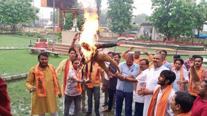 इस्लामिक कट्टरपंथ का पुतला जलाते विहिप व बजरंग दल कार्यकर्ता।