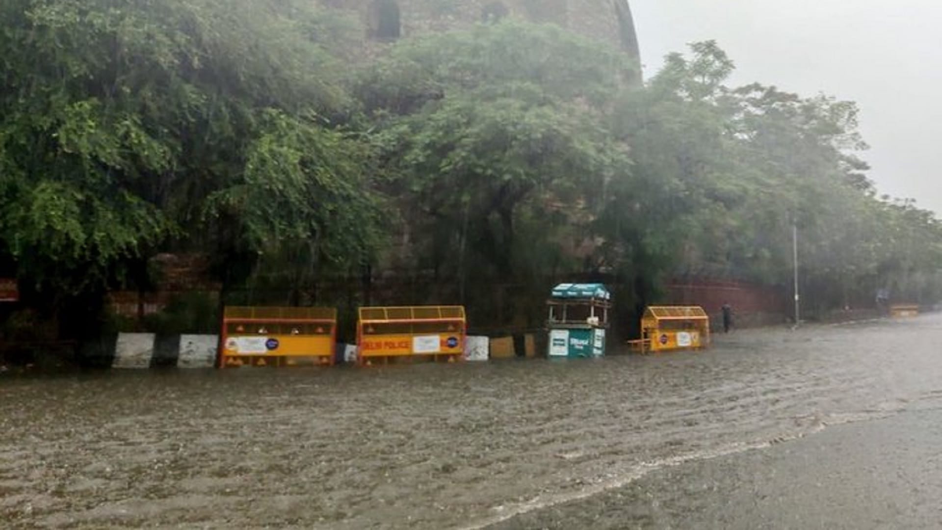 Heavy traffic jam on delhi roads after first rain of monsoon traffic update in hindi