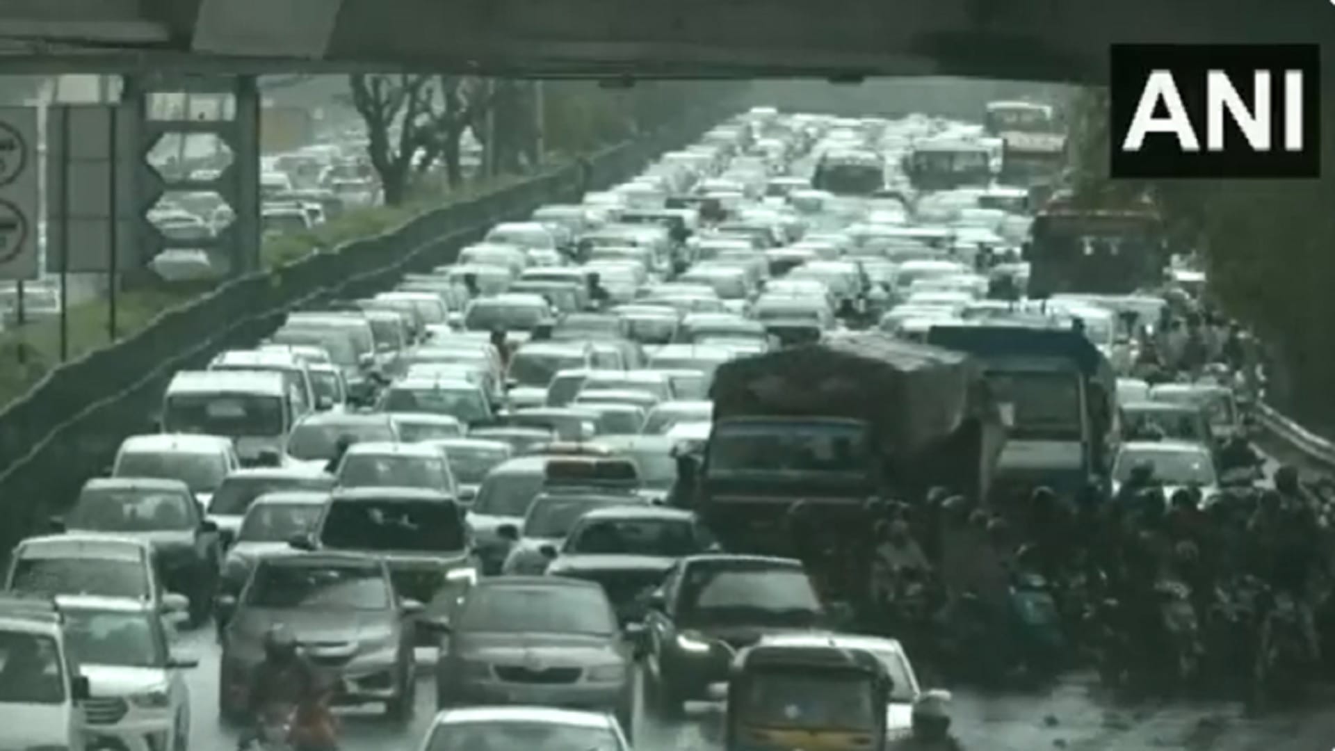 Heavy traffic jam on delhi roads after first rain of monsoon traffic update in hindi