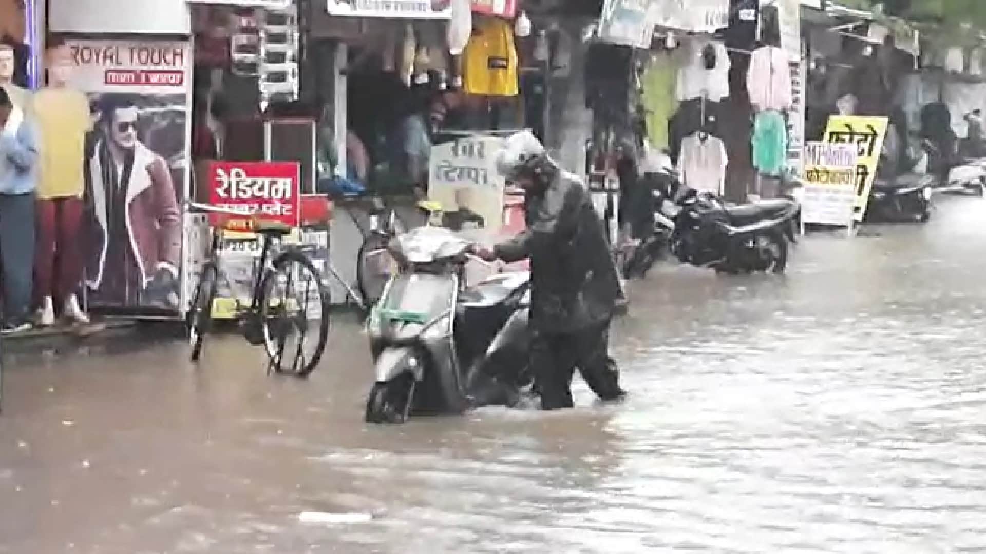 Jabalpur: A few minutes of rain opened the smart city's pole, the roads built in many areas of the city became ponds