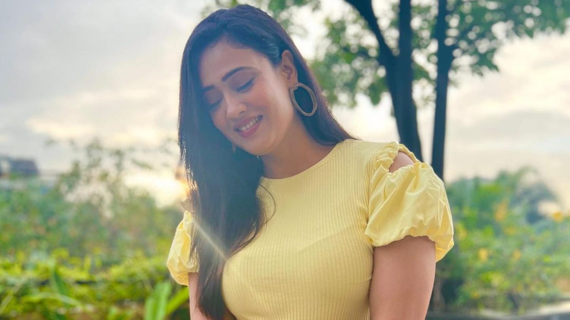 Actress Shweta Tiwari Fashion See Latest Photos In Yellow Crop Top And White Jeans