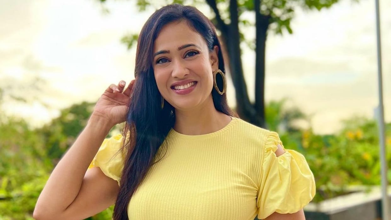 Actress Shweta Tiwari Fashion See Latest Photos In Yellow Crop Top And White Jeans