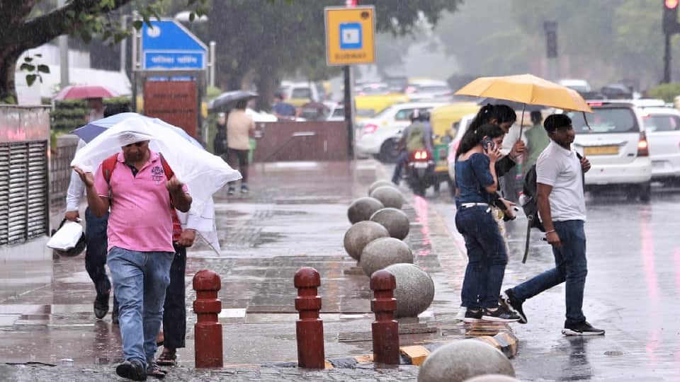 delhi weather forecast light to moderate rain likely in many areas in delhi on friday