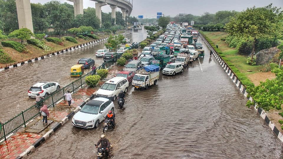 delhi rains cause heavy jams waterlogging in several areas
