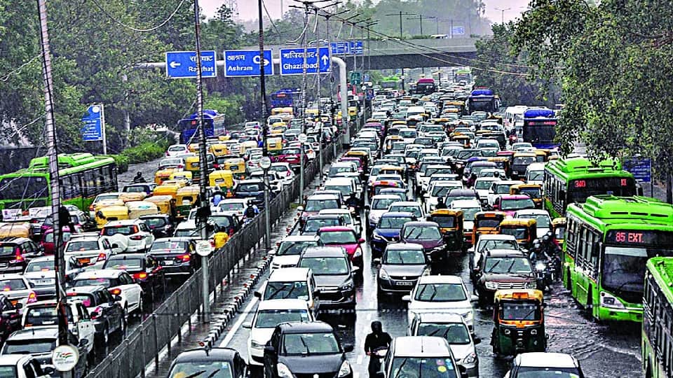 delhi rains cause heavy jams waterlogging in several areas
