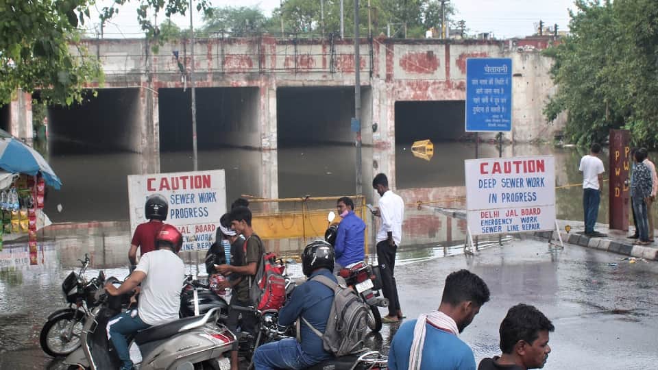 delhi rains cause heavy jams waterlogging in several areas