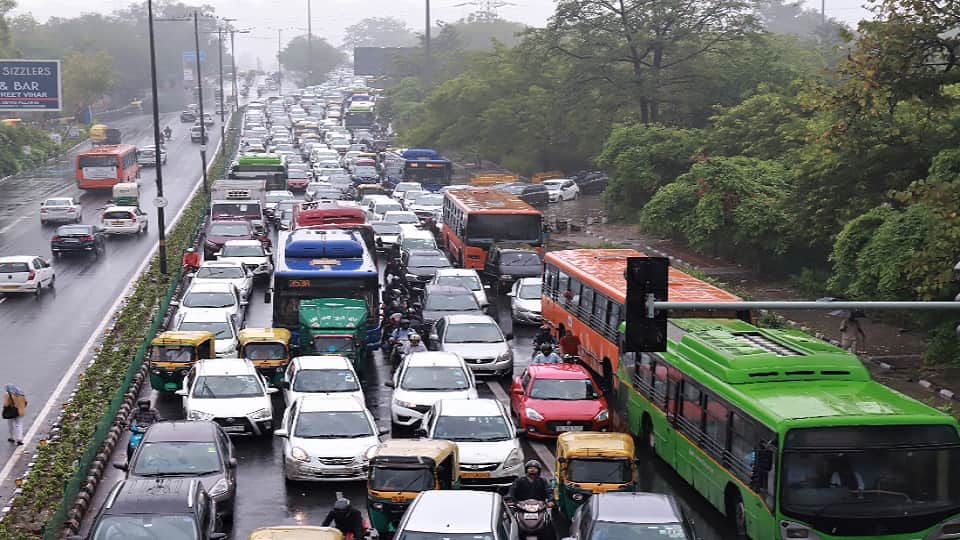 delhi rains cause heavy jams waterlogging in several areas