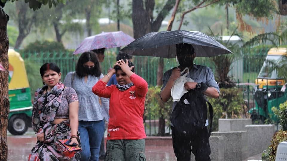 delhi weather forecast for sunday imd issue yellow alert and possibility of light rain