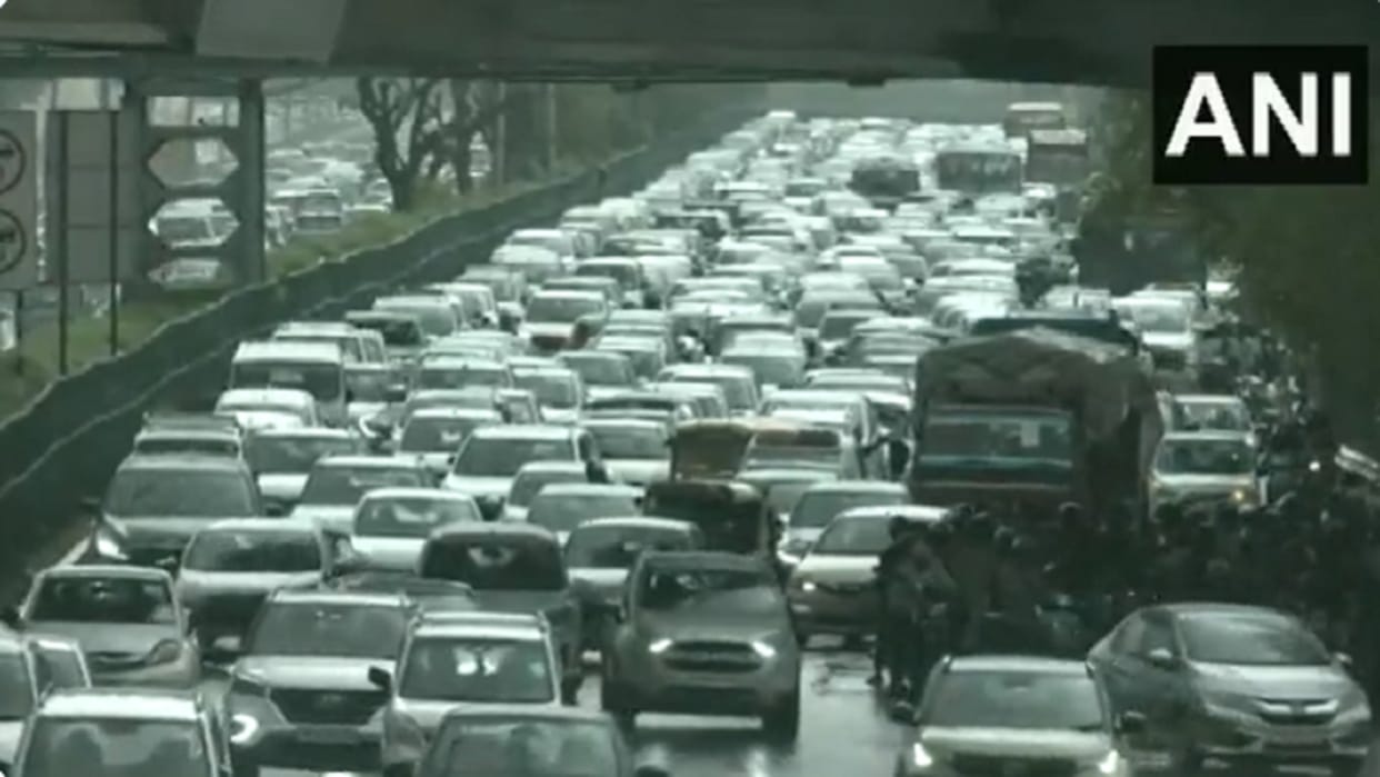 Heavy traffic jam on delhi roads after first rain of monsoon traffic update in hindi