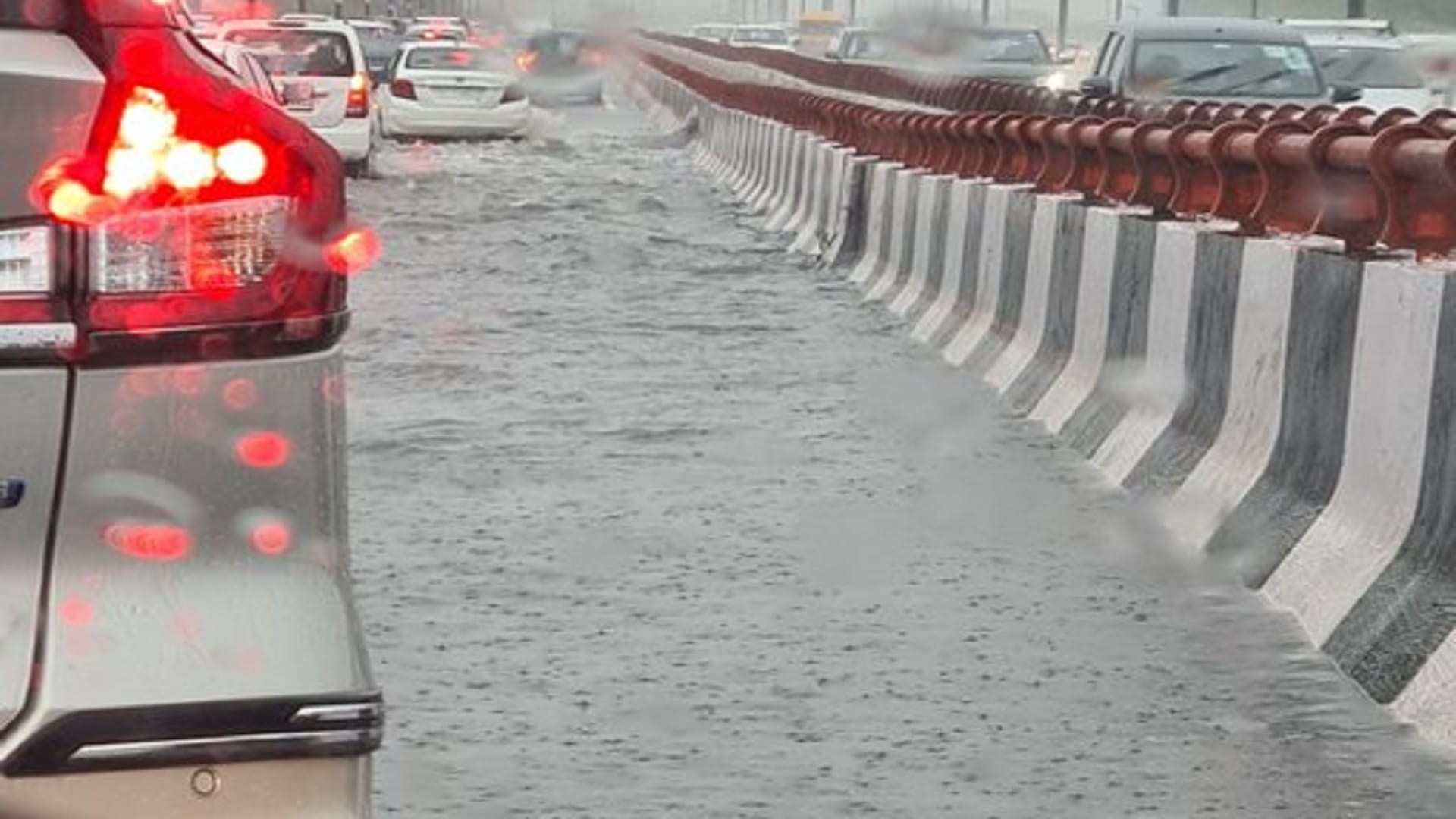 Heavy traffic jam on delhi roads after first rain of monsoon traffic update in hindi