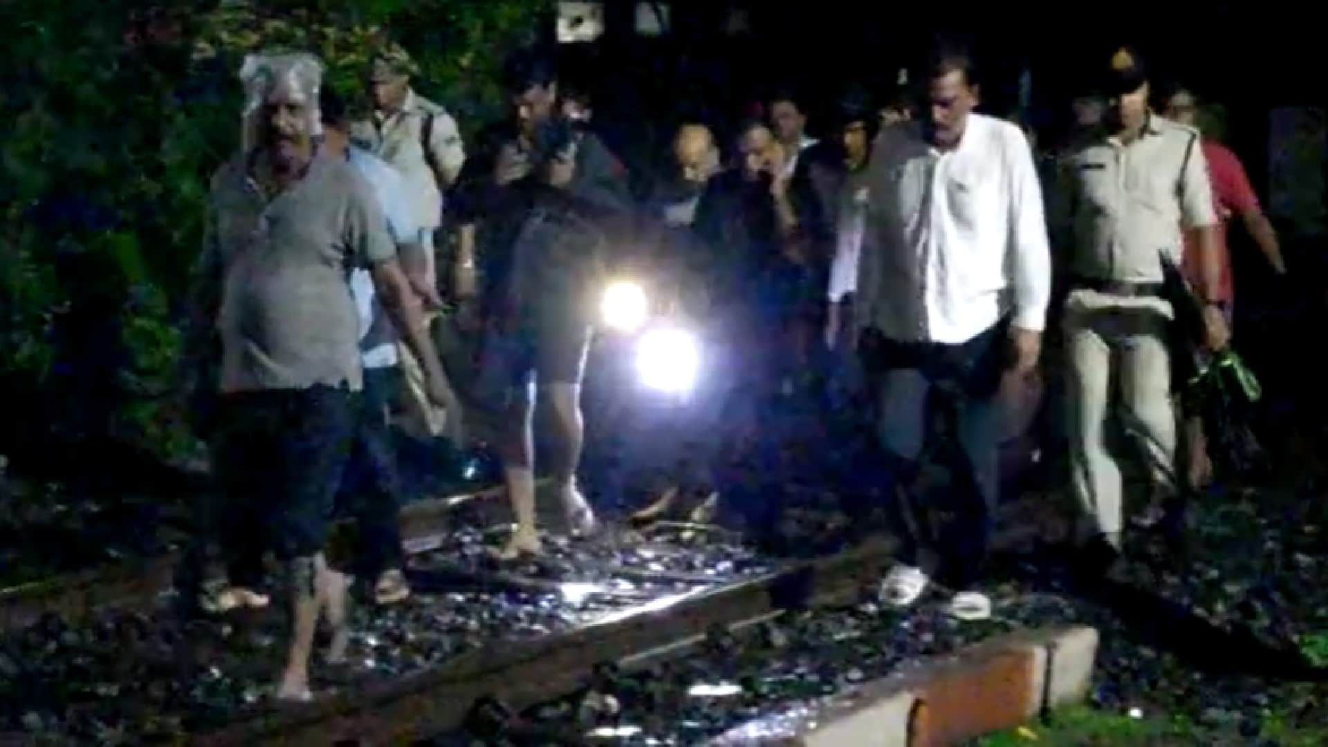 Jabalpur: A few minutes of rain opened the smart city's pole, the roads built in many areas of the city became ponds