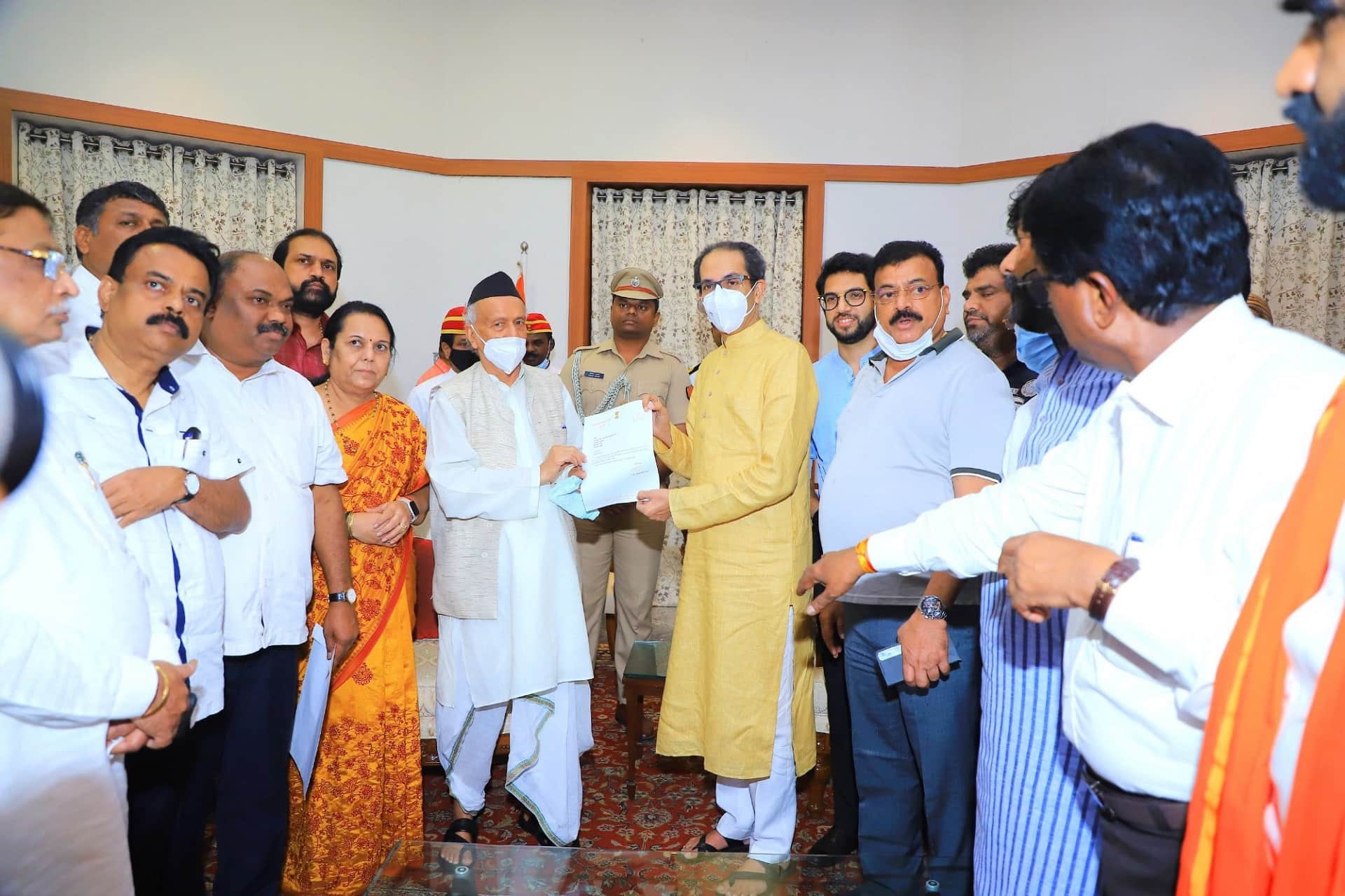 राज्यपाल को इस्तीफा सौंपते उद्धव ठाकरे