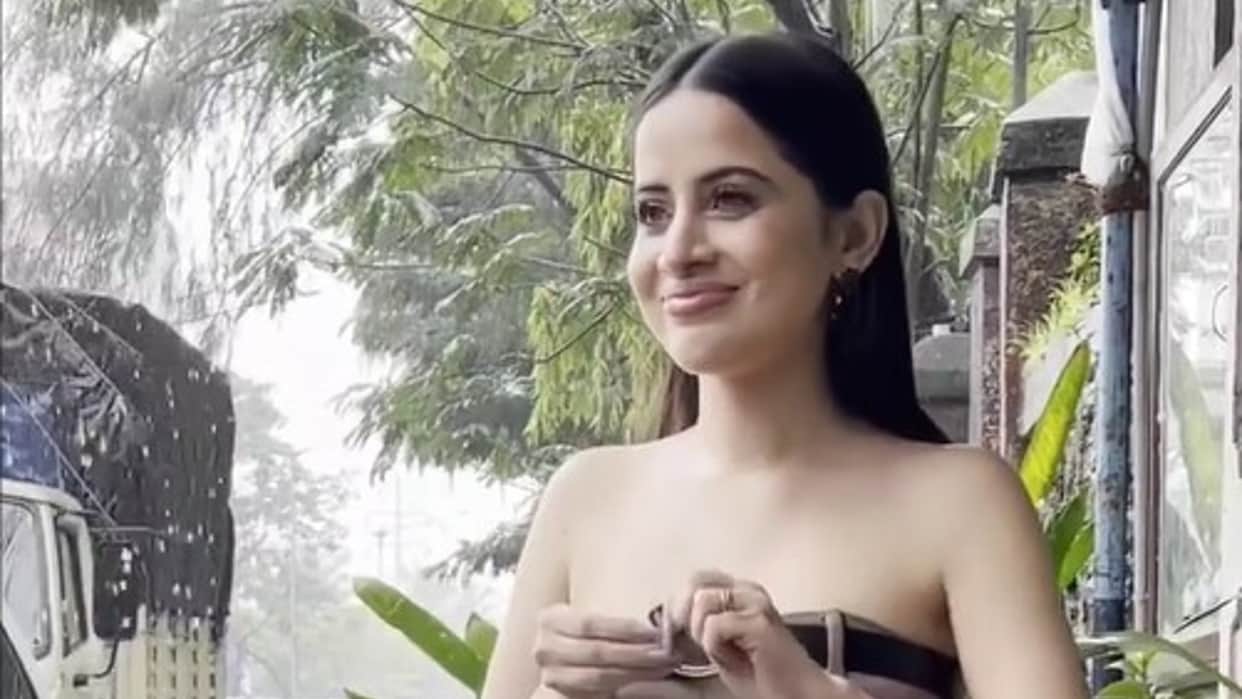 urfi javed bold look in rainy season users say Lipstick kha rakhi thi kuch notice kiya hills me