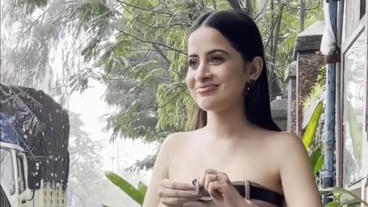 urfi javed bold look in rainy season users say Lipstick kha rakhi thi kuch notice kiya hills me