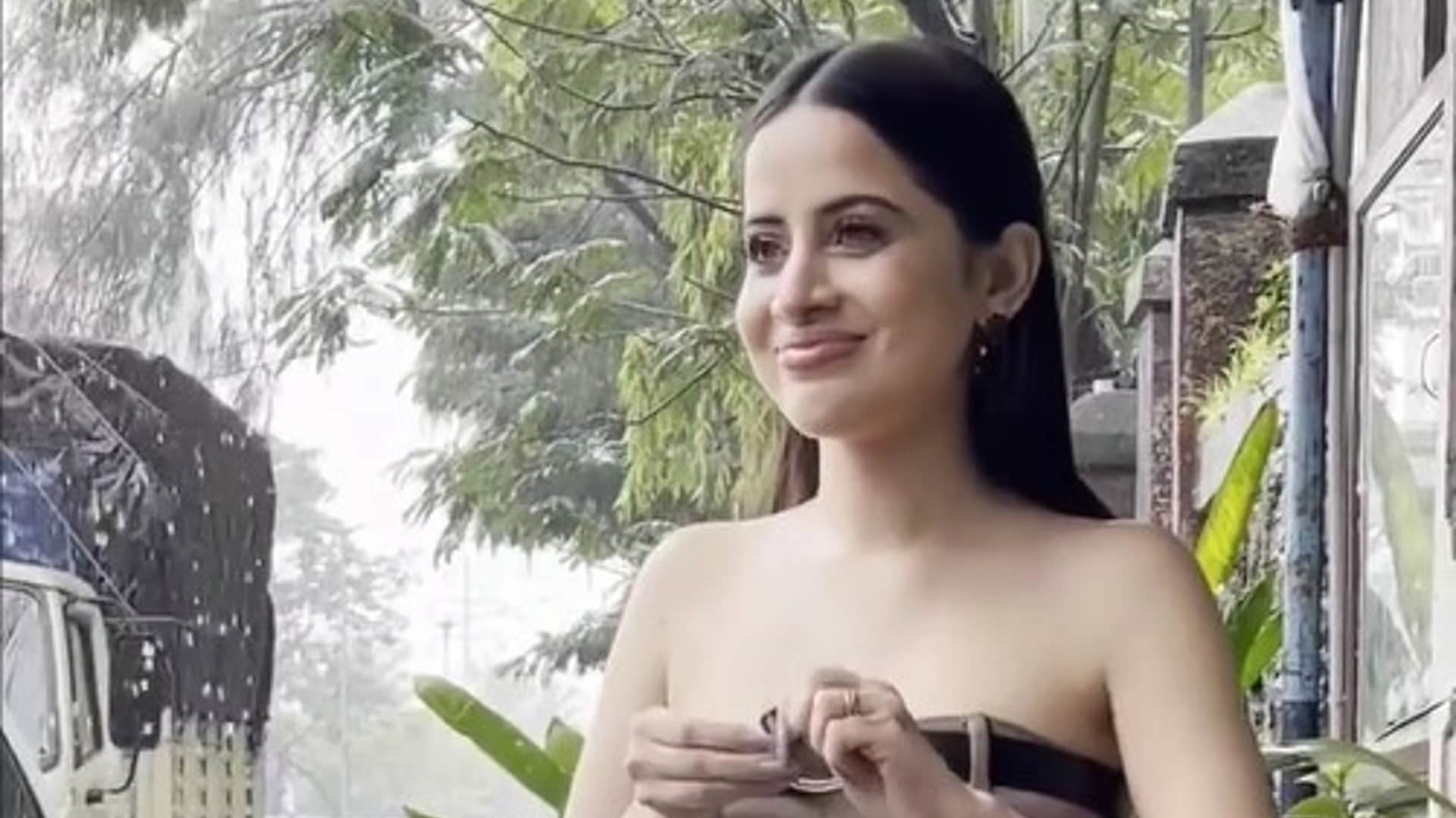 Uorfi Javed Shares Video in Revealing Pink Bra News in Hindi