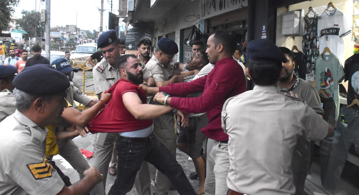 Half an hour ruckus due to collision between BJYM and Youth congress, highway jammed