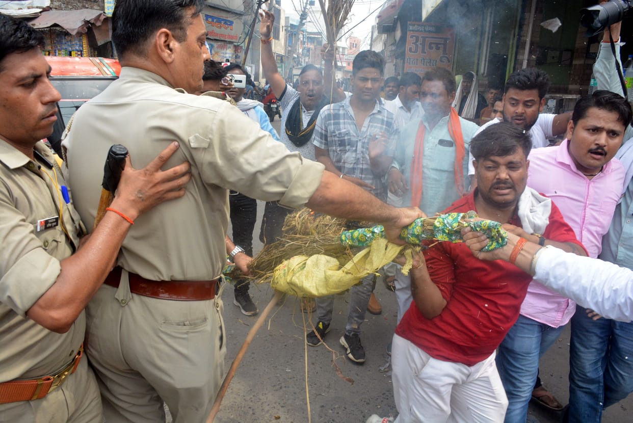 VHP, Bajrang Dal leaders put under house arrest, yet effigies were burnt