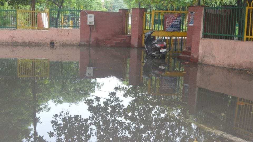 Water logging on roads in agra after drizzling rain