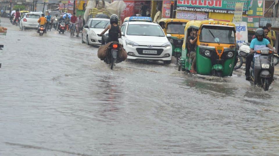 Waterlogging and Potholes on roads due to rain in agra