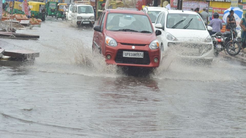 Water logging on roads in agra after drizzling rain