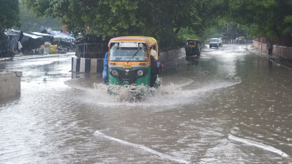 Water logging on roads in agra after drizzling rain