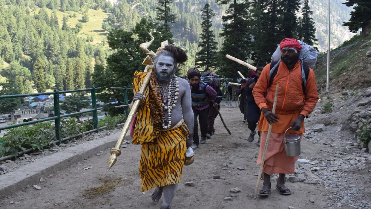 Juna Akhara joined the yatra for the first time, along with Ajan and Baba Bhole's cheers from mosques on the banks of Liddar