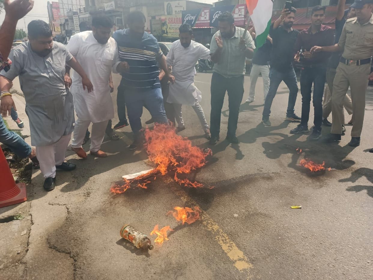 Youth congress workers burnt the effigy of Satti in Amb