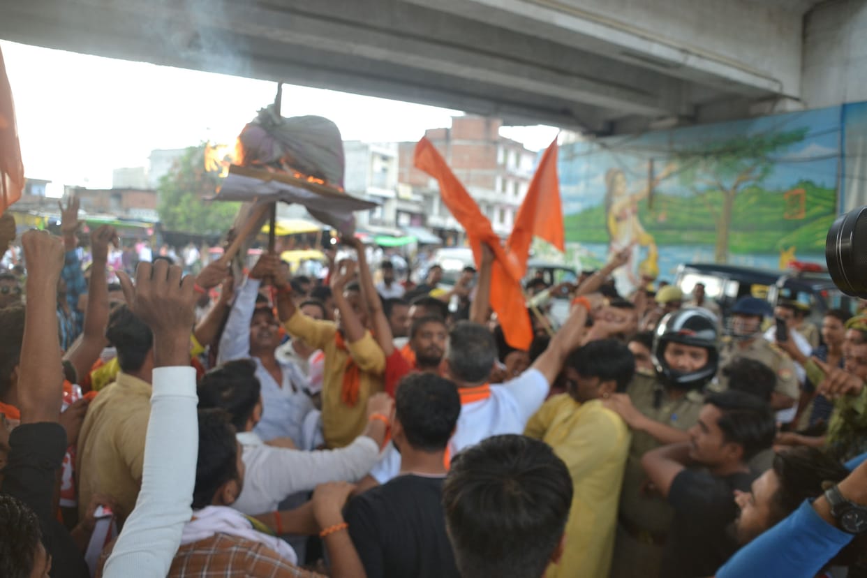 Kanpur Dehat : Bajrang Dal workers burnt effigy of terrorism, clashed with police