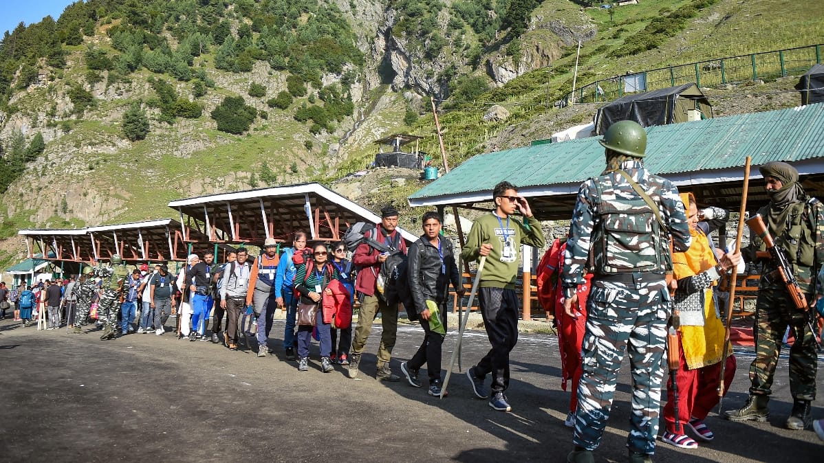 Shri Amarnathji Yatra temporarily suspended due to bad weather conditions