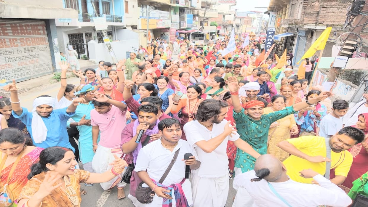 The grand Rath Yatra of bhagwan Jagannath took out in Hamirpur, the devotees danced on the hymns