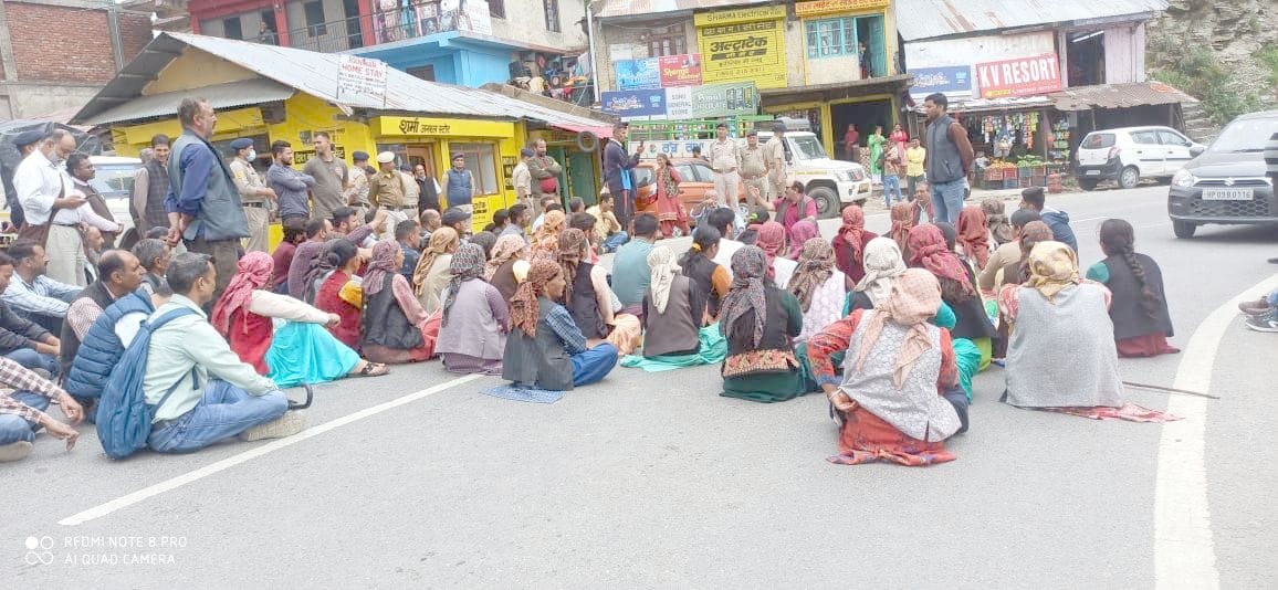 Villagers troubled by drinking water problem did a blockade on NH