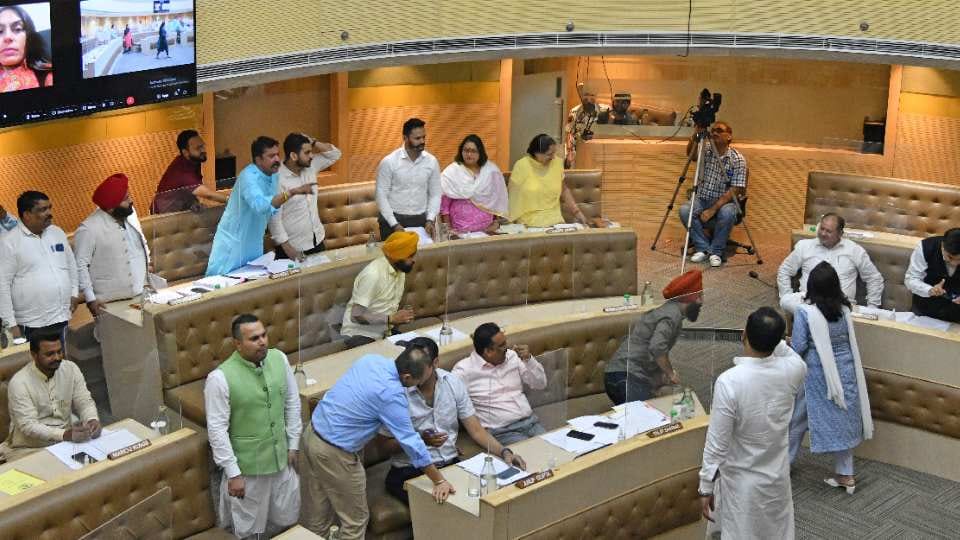 Uproar on many issues in Chandigarh Municipal Corporation meeting