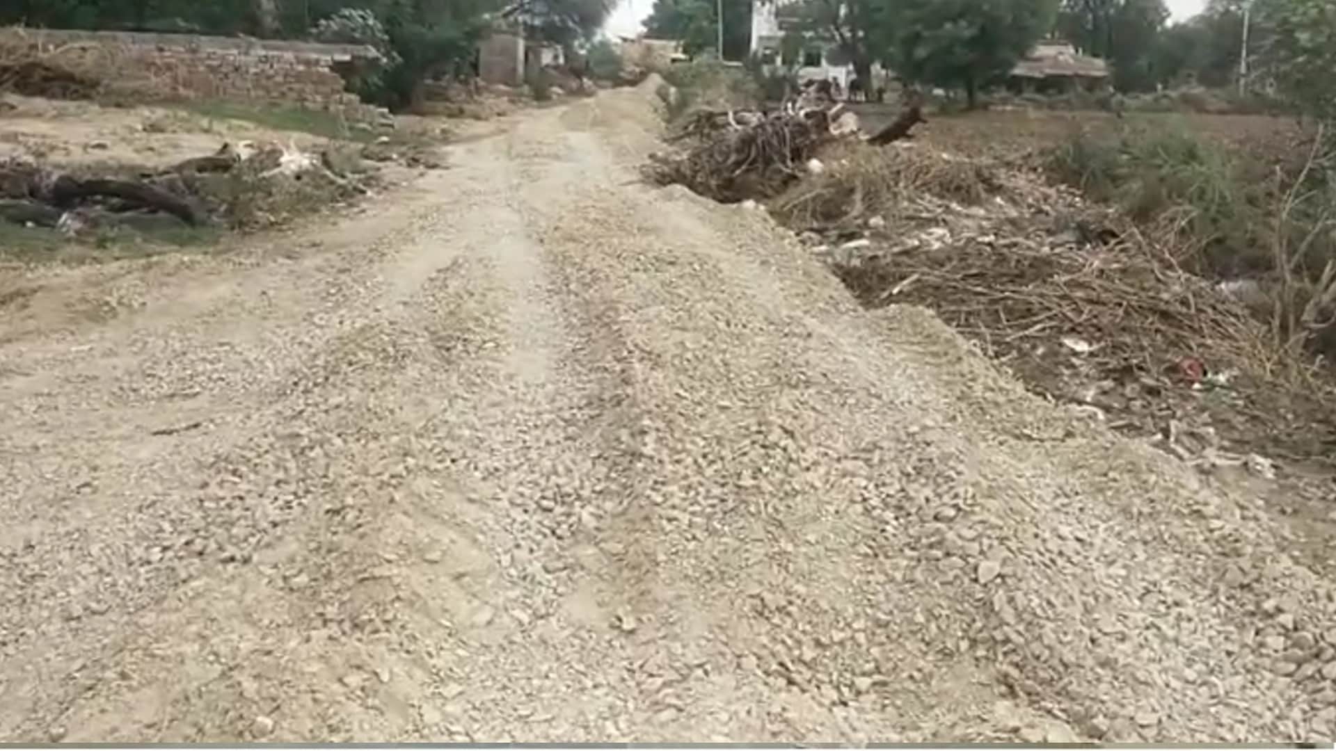 MP News: In Chambal, the prize dacoit asked for terror tax, when the laborers were beaten up, the contractor stopped the work.