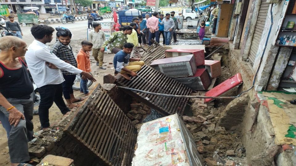 drain wall collapsed during the rain shopkeeper injured in Agra