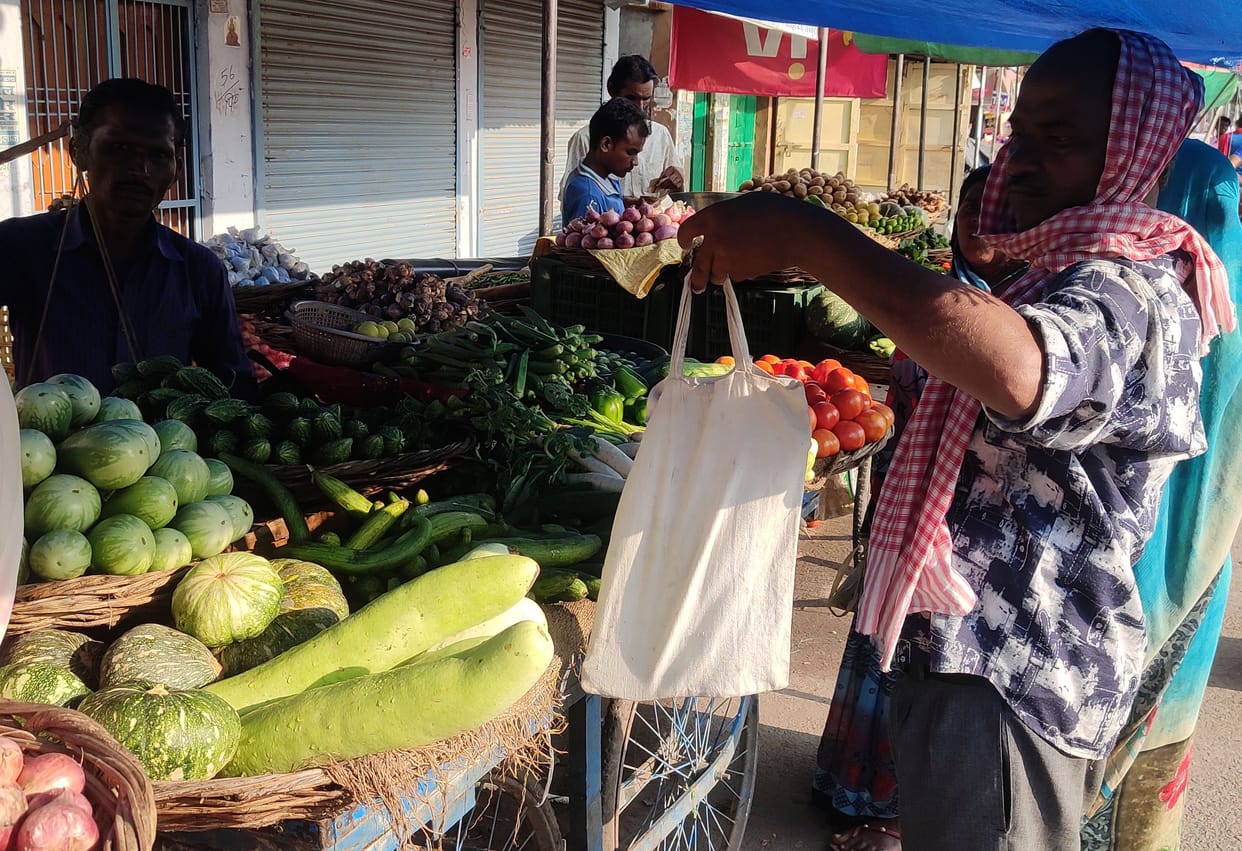 The shopkeepers folded their hands on asking for polythene, the vendors told the helplessness