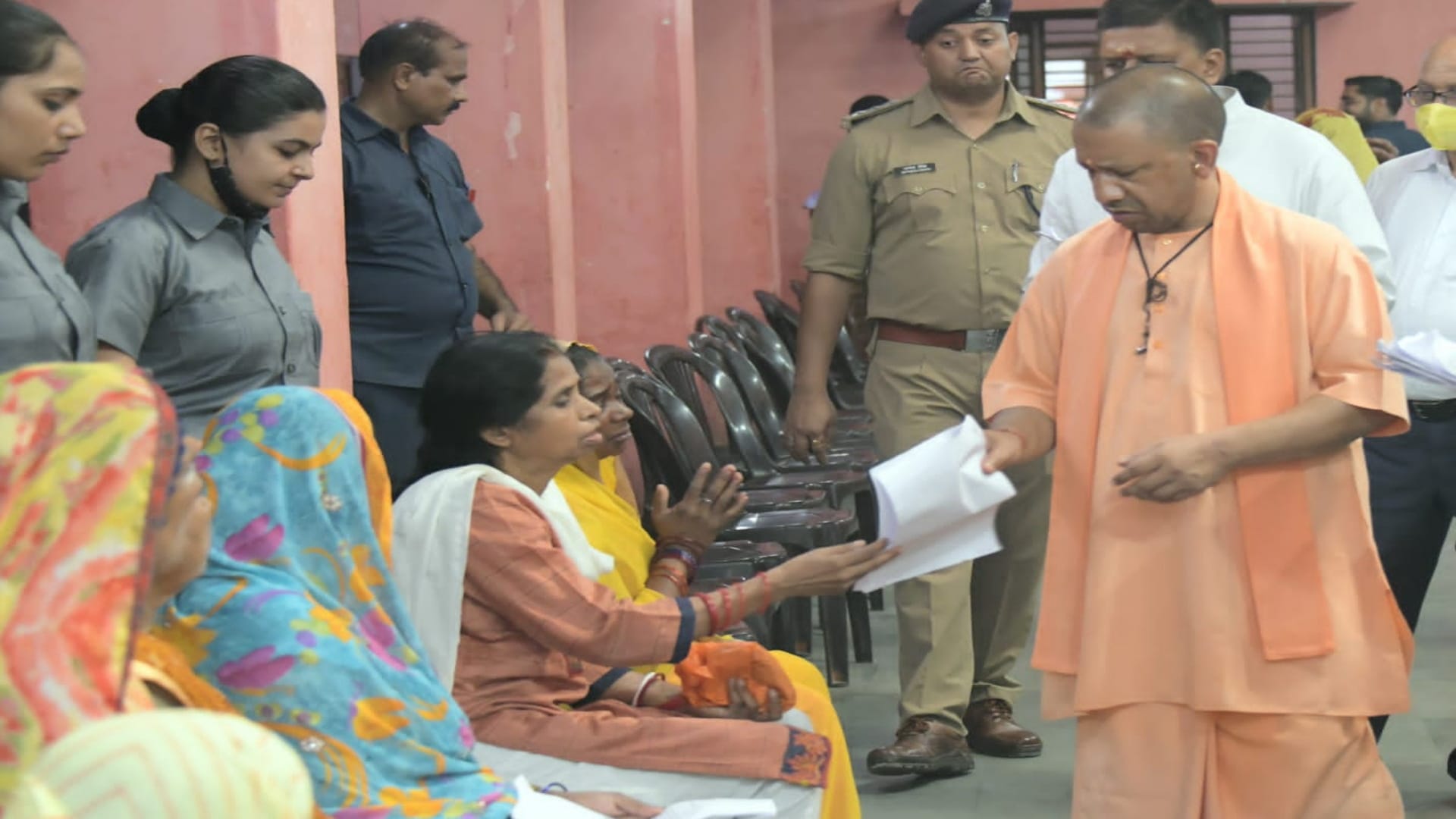 Janta Darbar CM Yogi listened to complaint