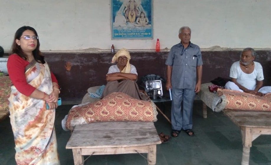 Hathras: The secretary of the authority inspected the old age home