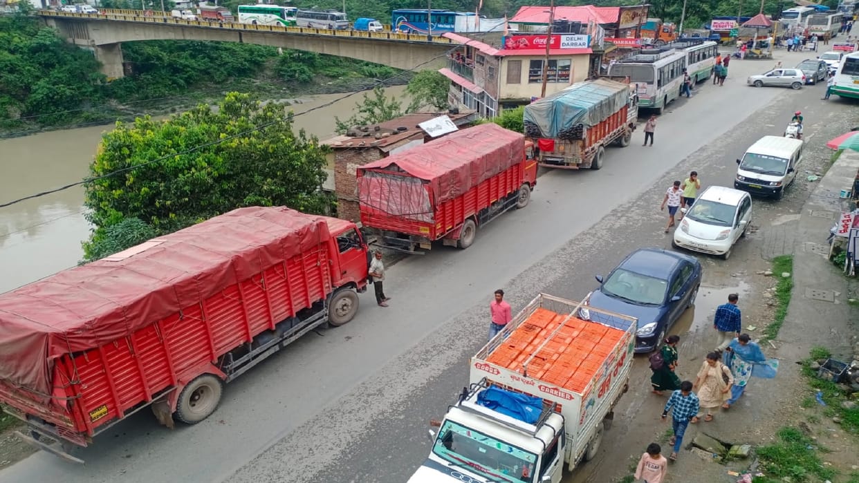 massive landslide mandi 10 km long jam in Mandi due to landslide