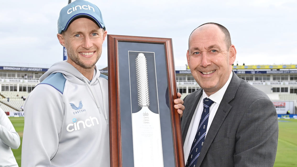 IND vs ENG: World number one batsman Joe Root was presented with a silver bat for completing 10000 runs in test, know the reason