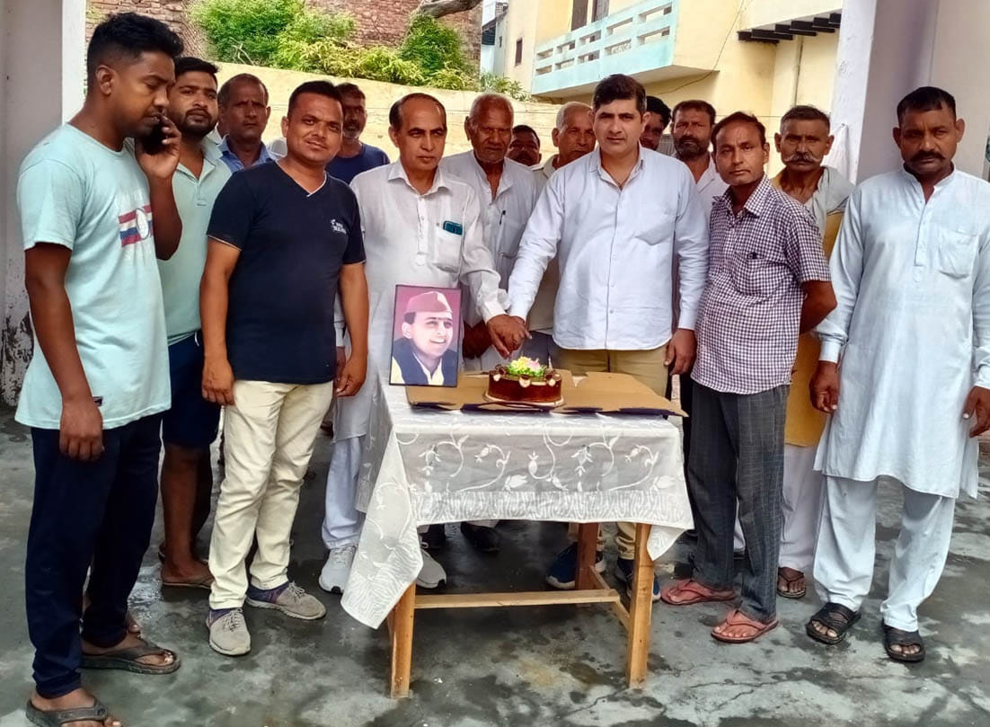 Celebrated the birthday of former Chief Minister Akhilesh Yadav
