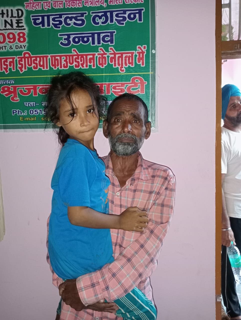 The girl suffering from the death of her mother got her father's lap