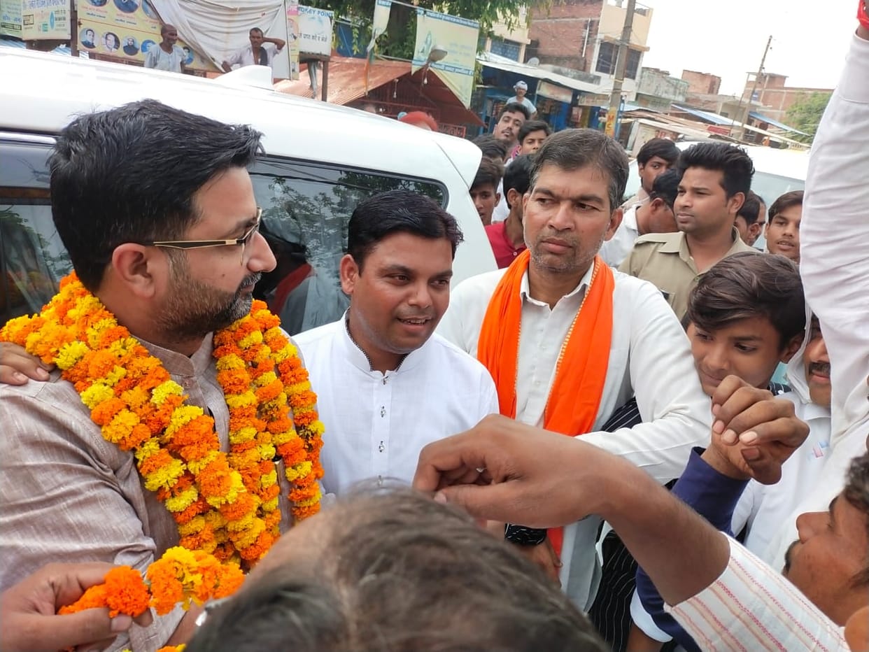 The workers welcomed the Minister of State for Minority Affairs who reached the sister's house.