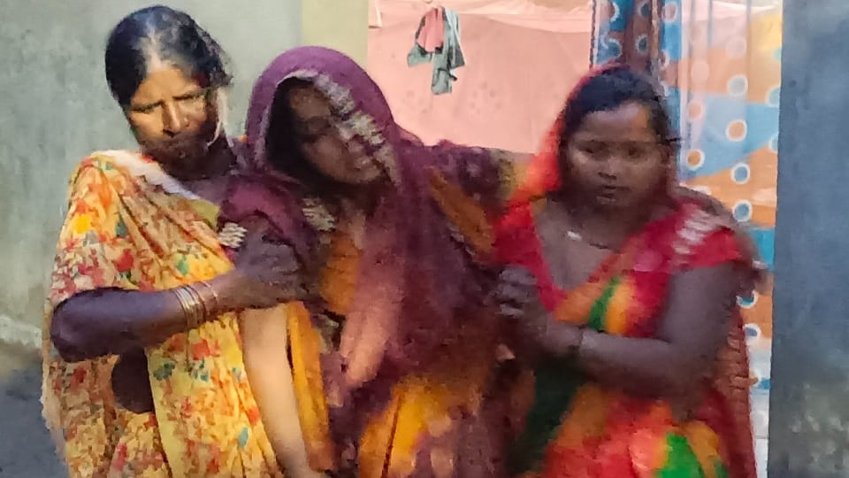 dead bodies of eight people who died in building collapse in kurla reached village everyone was cremated