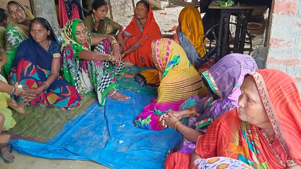 dead bodies of eight people who died in building collapse in kurla reached village everyone was cremated