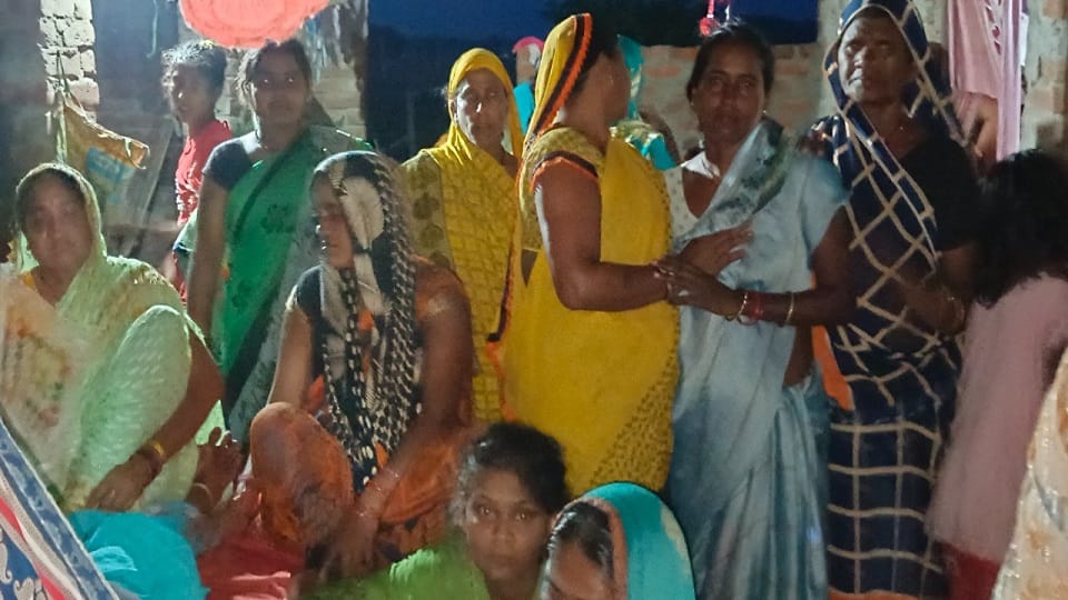 dead bodies of eight people who died in building collapse in kurla reached village everyone was cremated