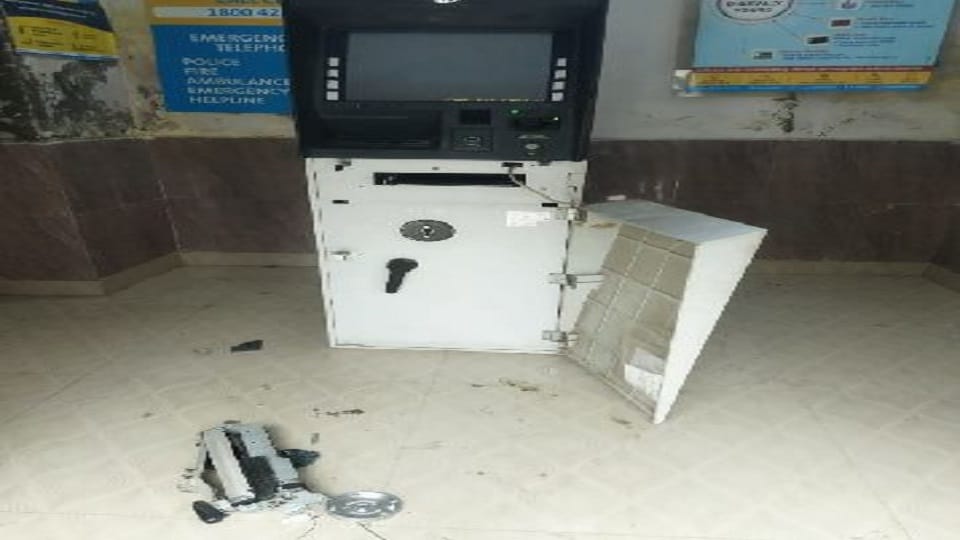 Attempts To Loot Cash From Canara Bank Atm Mathura Crime News