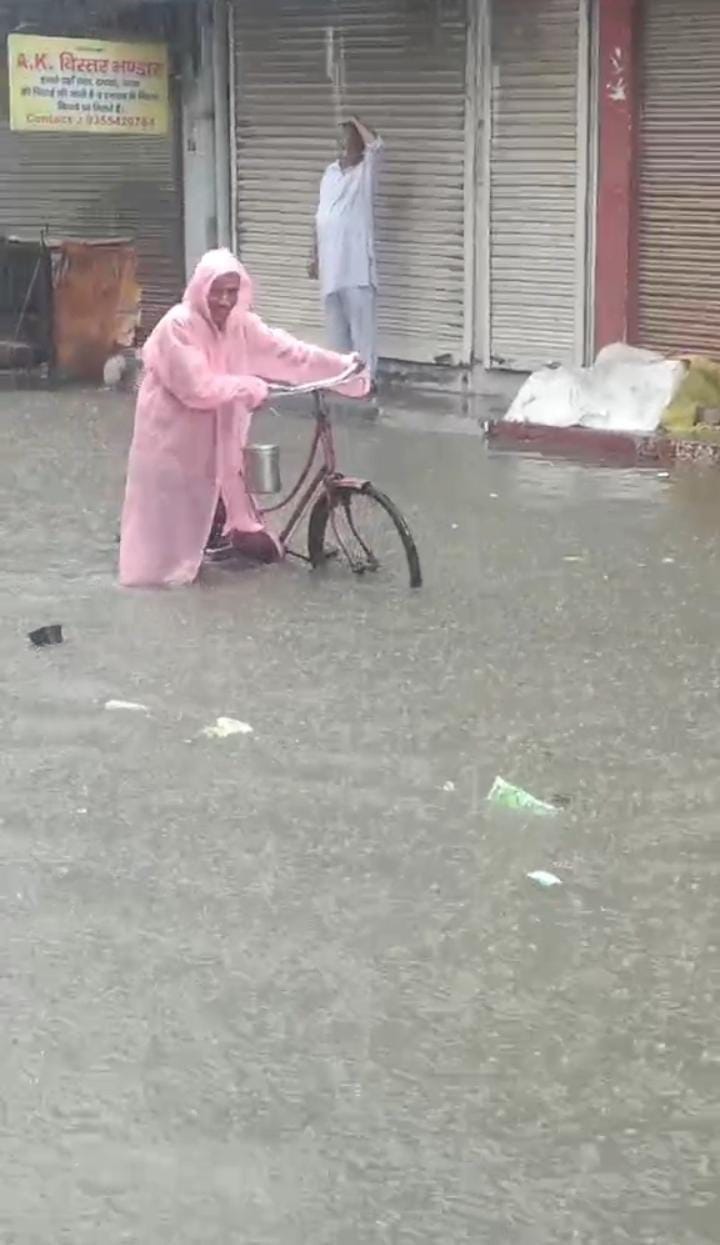 Monsoon's first drizzle of rain, waterlogging in the city exposed the claims